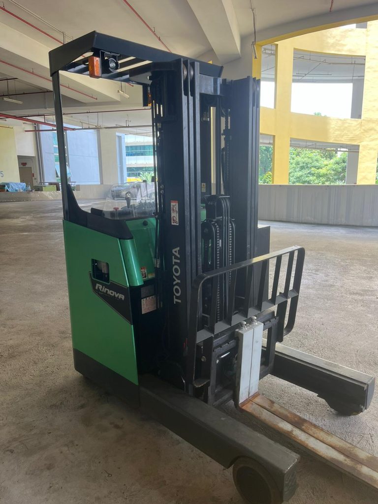 Material handling model 8FBR 3 stage with side shifter 1.5 ton lifting capacity & 4.5 lifting height.