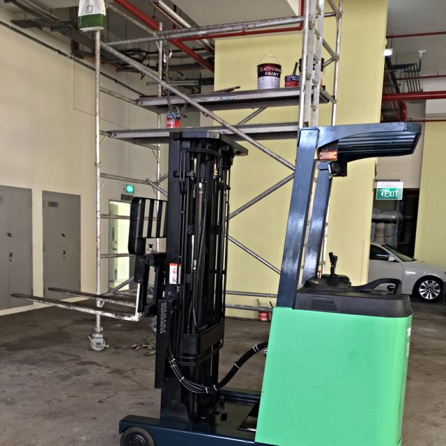 Material handling model 7FBR18 – 5 meter 3 stage mast with side-shifter