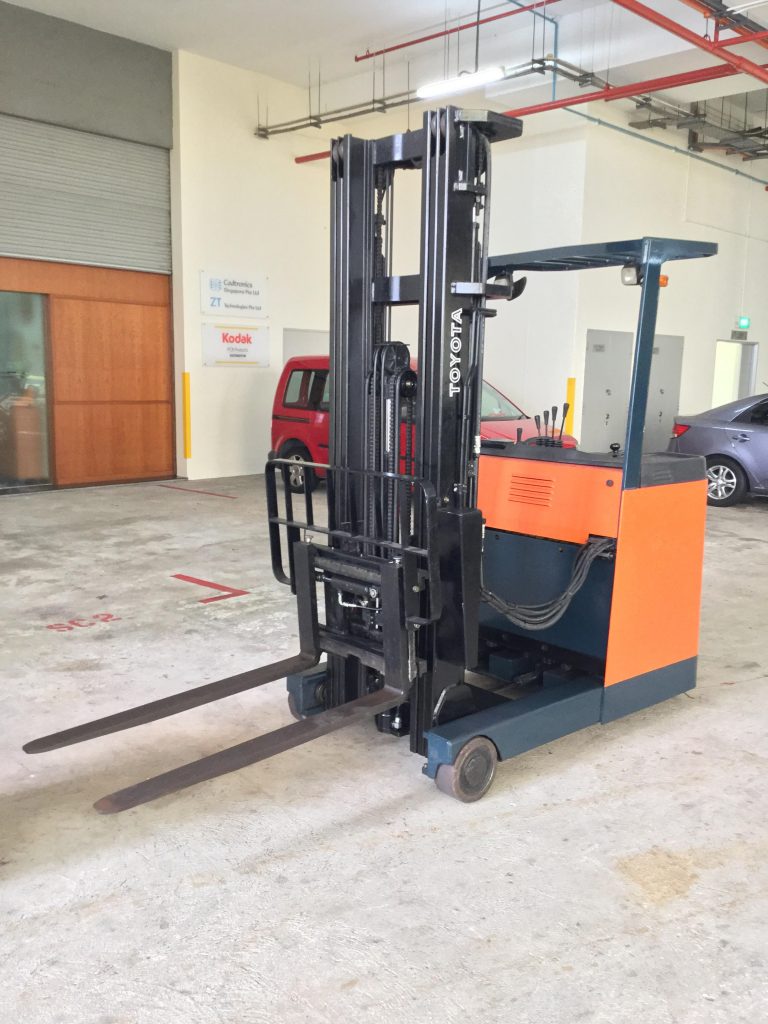 Material handling model 7FBRS18 – 6 meter 3 stage mast with side- shifter