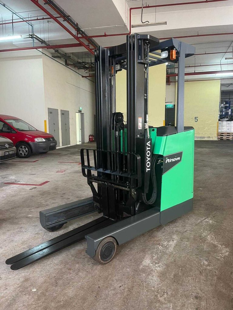 Toyota 8FBR reach truck with three-stage mast